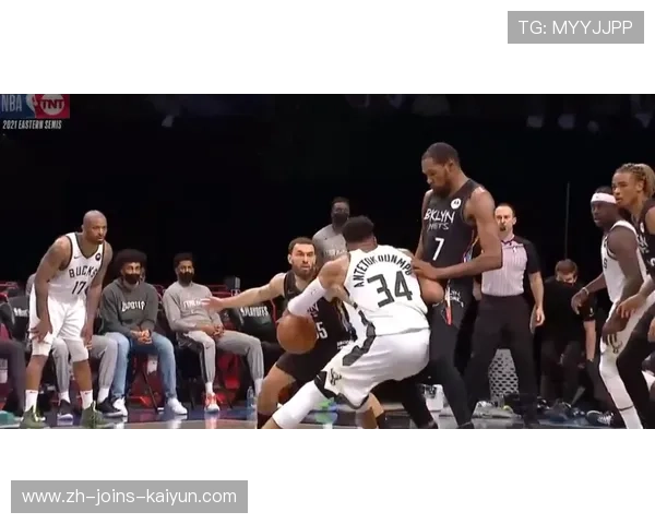 字母哥赛后给对方小将鼓励信号，职业精神获赞